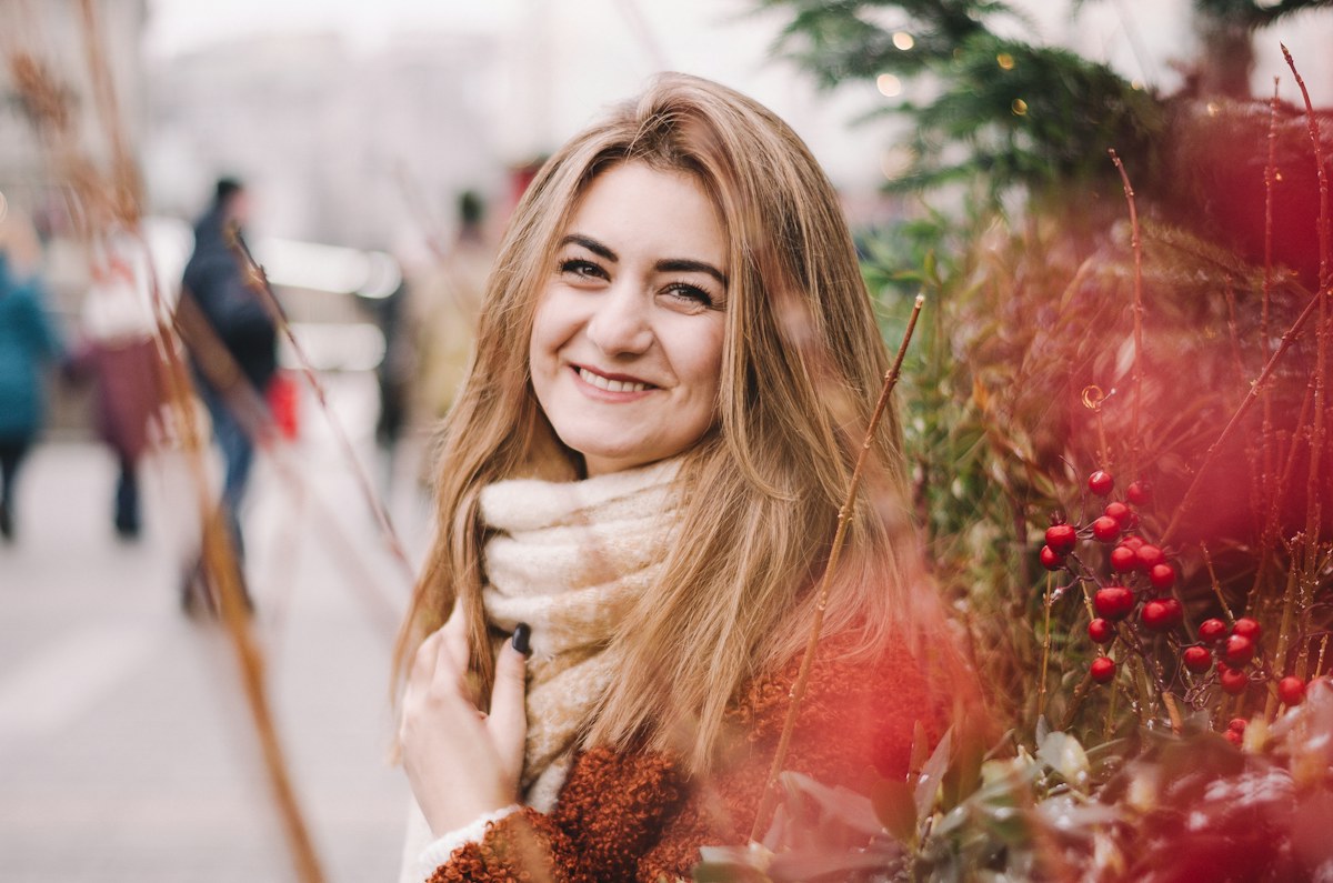 Giulia sorride all'aperto